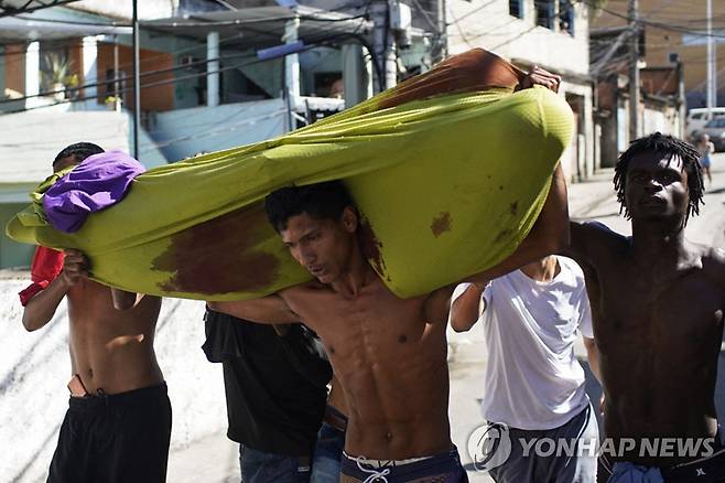 브라질 경찰과 범죄 조직간 총격전 과정에 일반인 희생자 속출 [AFP 연합뉴스 자료사진. 재판매 및 DB 금지]