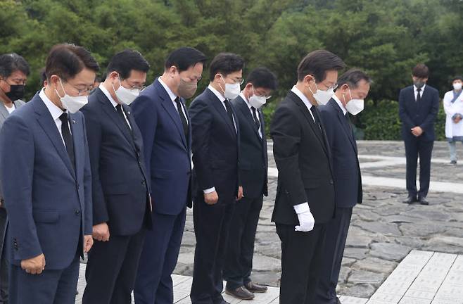 더불어민주당 대표 선거에 출마한 이재명 상임고문이 23일 오전 경남 김해시 진영읍 봉하마을 고(故) 노무현 전 대통령 묘역을 찾아 참배하고 있다. (사진=이재명의원실)