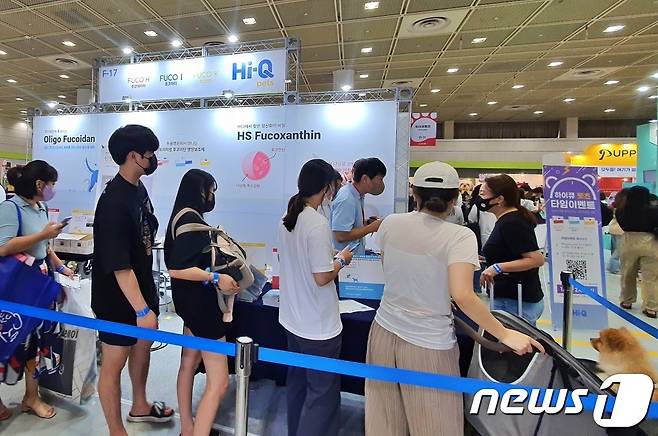 22일 서울 강남구 코엑스에서 열린 케이펫페어 '하이큐펫츠' 부스에서 이벤트가 진행되고 있다. © 뉴스1 최서윤 기자