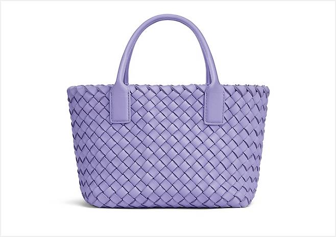 BOTTEGA VENETA WARDROBE 04 MINI CABAT. 보테가 베네타(BOTTEGA VENETA) 미니 까바백 위스테리아 (사진제공 : 보테가 베네타)