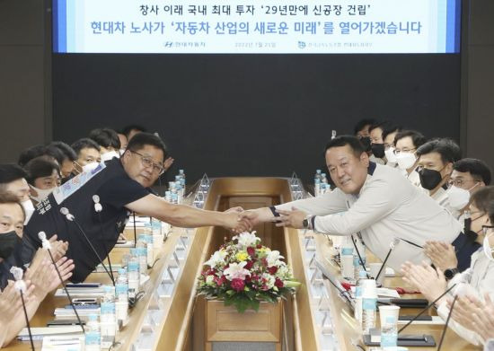 이동석 현대자동차 대표이사(오른쪽)와 안현호 노조 지부장이 21일 현대차 울산공장 본관 동행룸에서 열린 2022년 임금협상 조인식에서 악수하고 있다. [이미지출처=연합뉴스]