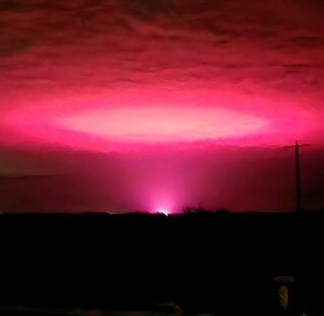 호주 빅토리아주 밀두라의 상공에서 목격된 핑크빛 하늘./트위터