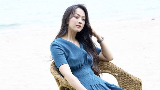 영화 ‘헤어질 결심’으로 칸국제영화제에 초청된 배우 탕웨이는 이 영화로 “박찬욱 감독님이 내 삶의 한 부분을 완성해줬다”고 했다. [사진 CJ ENM]