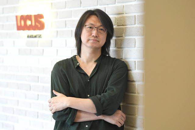 티빙 오리지널 ‘유미의 세포들2’의 윤준상 애니메이션 감독이 지난 18일 서울 강남구 소재 애니메이션 제작사 로커스 사무실에서 포즈를 취하고 있다. 권현구 기자