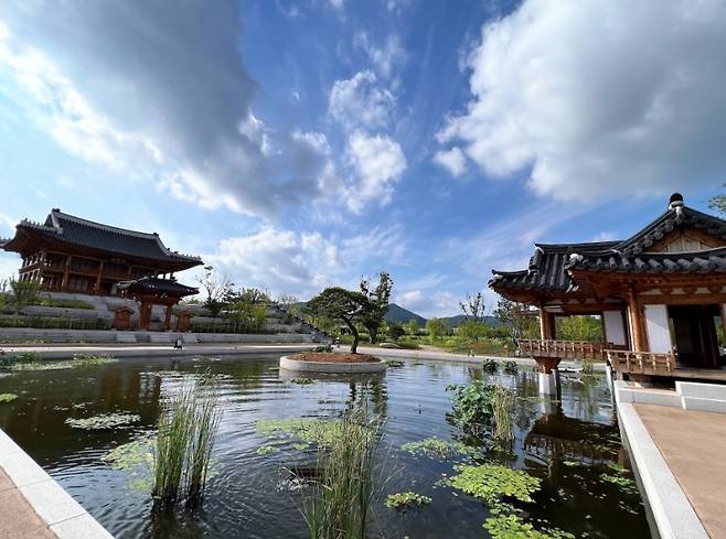 ﻿수목원 내 한국전통 정원은 창덕궁을 본 따서 지었다.