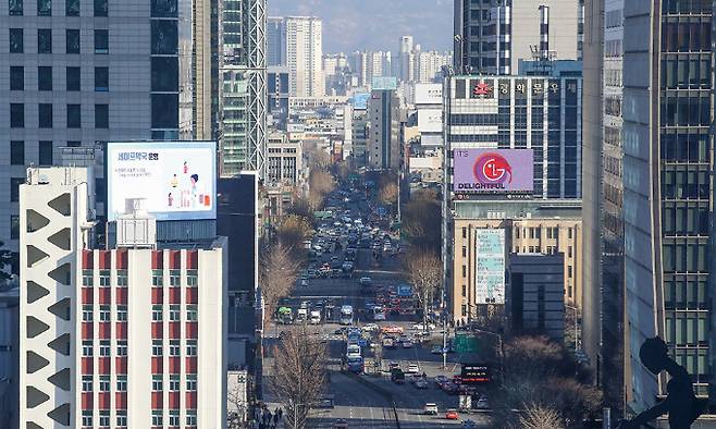 정부의 법인세 개편으로 중소·중견기업보다 대기업의 수혜가 클 것이란 전망이다.사진은 기업들이 몰려있는 서울 광화문네거리 모습. /사진=뉴스1