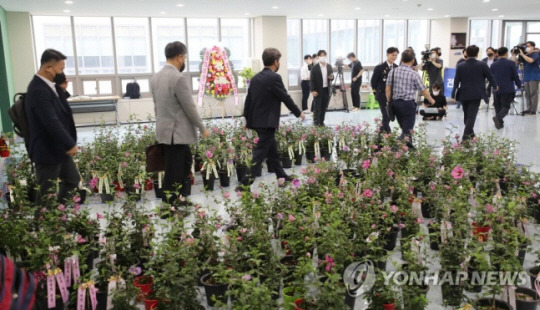 1 : 23일 오후 충남 아산 경찰인재개발원에서 열린 전국 경찰서장 회의를 마친 총경급 간부 참석자들이 회의장 밖으로 나오고 있다. 연합뉴스