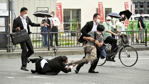 아베 신조 전 총리를 총기로 저격한 남성이 범행 직후 경호원들에게 제압당하고 있다. 범인을 잡았지만 요인을 지키지는 못해 실패한 경호로 평가받고 있다. [로이터 연합]