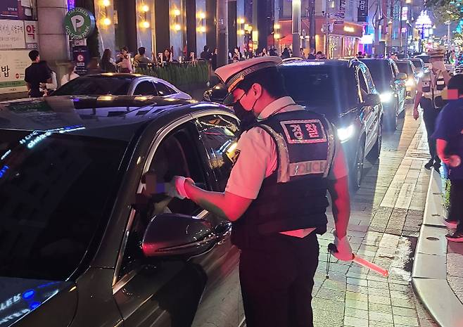 22일 오후 서울 강남구 신사동 압구정 로데오거리에서 경찰이 음주운전 단속을 하고 있다. 서울경찰청은 이날 여름 휴가철을 맞아 한 달간의 음주운전 특별단속에 돌입했다. 연합뉴스