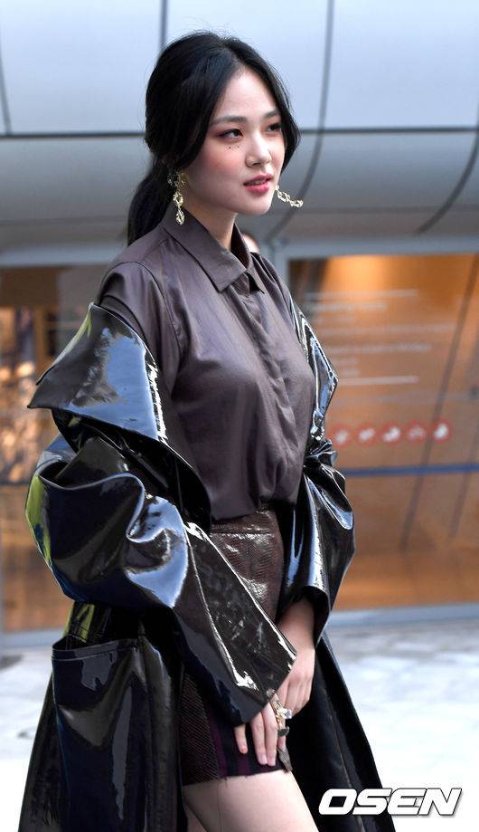 [OSEN=최규한 기자] 17일 오후 서울 중구 동대문디자인플라자에서 '2020 S/S 서울패션위크 -&nbsp;막시제이(MAXXI J)’ 포토월 행사가 진행됐다.가수 비비가 쇼에 참석하며 포즈를 취하고 있다./dreamer@osen.co.kr