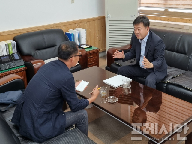 ▲22일 남한권 울릉군수가 프레시안과 인터뷰 하고 있다.ⓒ프레시안(홍준기)