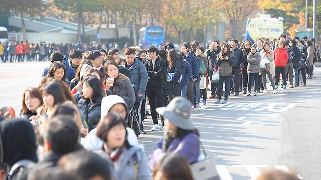 메가스터디 입시설명회 입장하기 위해 선 긴 줄