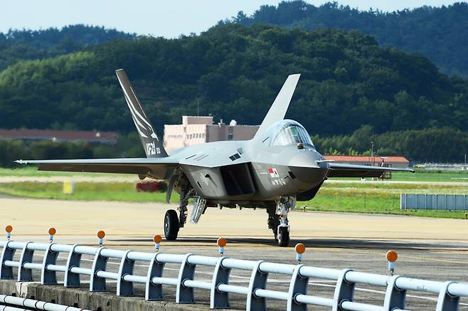 19일 오후 경남 사천공항 활주로를 이륙한 국산 초음속 전투기 KF-21이 시험비행을 무사히 마치고 귀환하고 있다. 사천=뉴시스