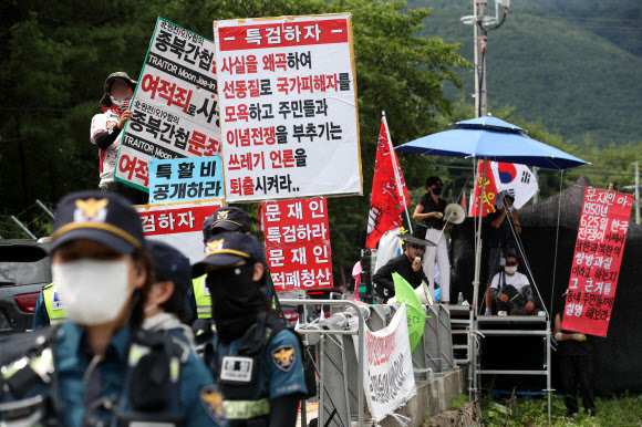 지난 17일 경남 양산시 하북면 지산리 평산마을 소재 문재인 전 대통령 사저 앞에서 문 전 대통령 규탄 집회와 평산마을 일상회복 기원 집회가 동시에 열린 모습. 양산=뉴스1