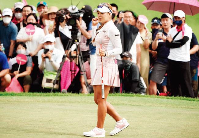 버디 퍼팅에 성공한 후 기뻐하는 윤이나. [사진 제공 · 박태성 작가]