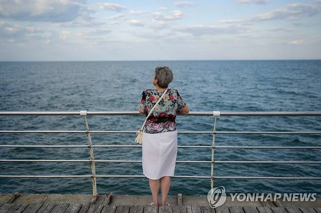 우크라이나 오데사항에서 흑해 바라보는 여인 [AFP 연합뉴스 자료사진. 재판매 및 DB 금지]