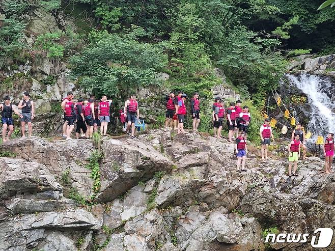 23일 경기 가평군 용소계곡 절벽 위에서 사람들이 다이빙을하기 위해 순서를 기다리고 있다.  © 뉴스1 양희문 기자