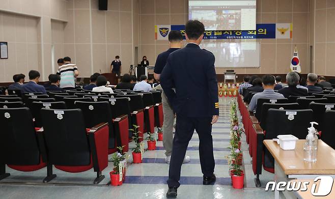 23일 충남 아산 경찰인재개발원에서 열린 전국 경찰서장 회의에서 총경들이 회의장을 향하고 있다. 2022.7.23/뉴스1 © News1 김기태 기자