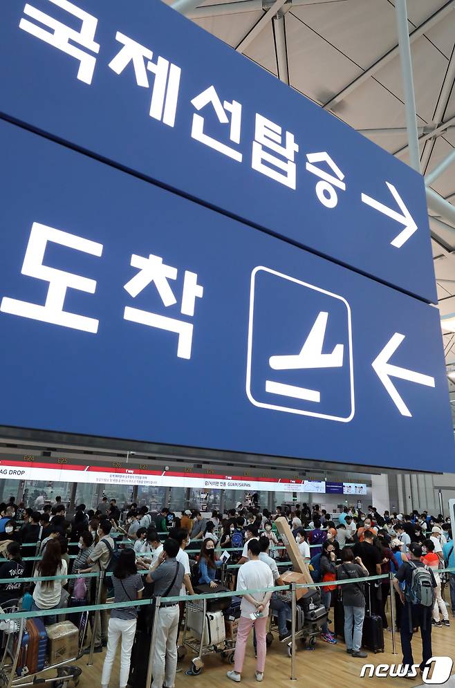 24일 인천국제공항 제1여객터미널에서 여행을 떠나는 관광객들이 인파를 이루고 있다. 인천국제공항공사는 올 하계 성수기 기간인 7월 22일부터 8월 10일까지 20일 동안 약 171만 명, 일평균 기준 8만6000여 명의 여객이 인천공항을 이용할 것으로 예측했다. 이는 지난해 하계성수기 기간 총 여객 대비 약 7배 이상 증가한 수치다. 2022.7.25/뉴스1 © News1 장수영 기자