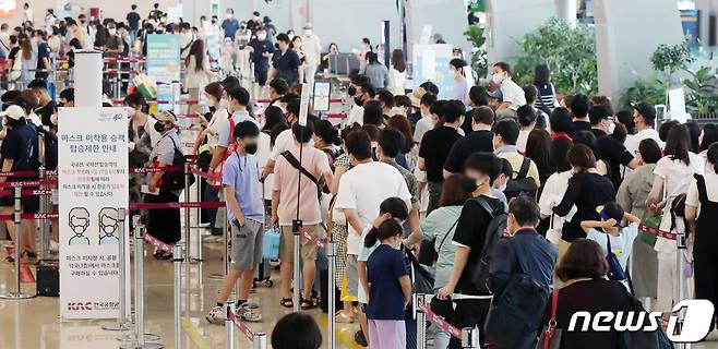 24일 서울 강서구 김포공항 국내선 출국장이 여름 휴가를 떠나는 여행객들로 북적이고 있다. 2022.7.24/뉴스1 © News1 민경석 기자