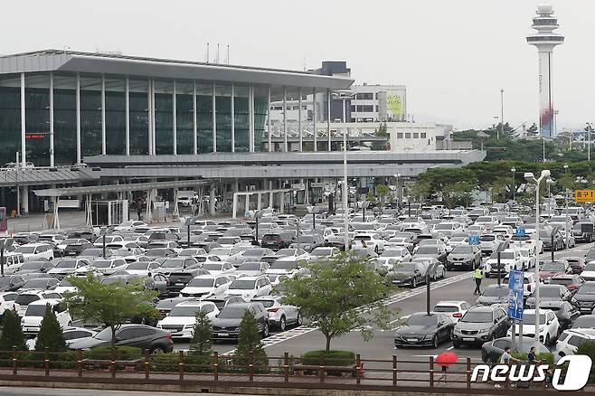 24일 서울 강서구 김포공항 국내선 주차장이 여름 휴가를 떠나는 여행객들의 차량으로 북적이고 있다. 2022.7.24/뉴스1 © News1 민경석 기자