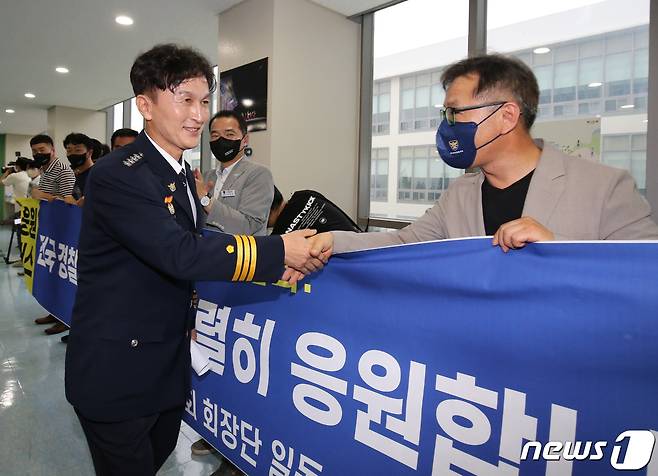 23일 충남 아산 경찰인재개발원에서 열린 전국 경찰서장 회의를 마친 뒤 류삼영 울산중부경찰서장(총경)이 각 지역 직장협의회 경찰관들과 인사하고 있다. 2022.7.23/뉴스1 © News1 김기태 기자