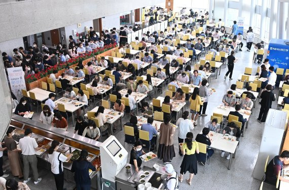 [용인=뉴시스] 김종택기자 = 6일 오후 경기도 용인시청 구내식당에서 직원들이 점심식사를 하고 있다. 2022.07.06. jtk@newsis.com /사진=뉴시스