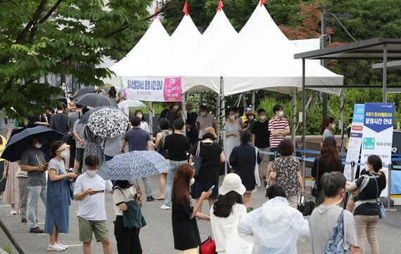 24일 오후 서울 서초구 고속터미널역에 마련된 서초구임시선별검사소에서 시민들이 코로나19 검사를 받기 위해 길게 줄지어 서 있다. /뉴시스