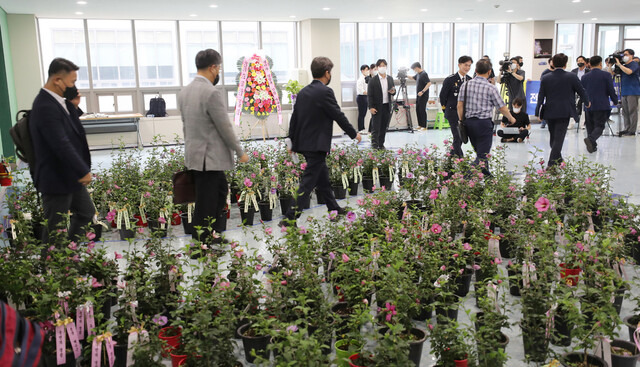 23일 오후 충남 아산 경찰인재개발원에서 열린 전국 경찰서장 회의를 마친 총경급 간부 참석자들이 회의장 밖으로 나오고 있다. 이날 회의에 참석하지 못한 총경급 간부 350여명은 \