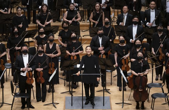 지난 21일 롯데콘서트홀에서 서울시립교향악단 공연을 마친 지휘자 김은선이 청중을 향해 인사하고 있다. [사진 서울시립교향악단]