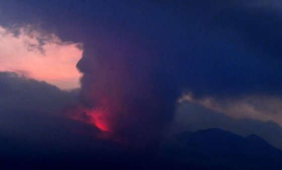 일본 규슈 남부 가고시마현 가고시마시의 화산섬 사쿠라지마가 24일 오후 8시 5분쯤 분화하면서 분연(噴煙·분화구에서 나오는 연기)이 치솟고 화쇄류(火碎流)가 흘러내리고 있다. 화쇄류는 용암 같은 고온의 분출물이 화산의 사면을 타고 흘러내리는 것을 말한다. 또 분석(噴石, 화산이 분출할 때 나오는 굳은 용암 조각이나 암석 파편 등)이 화구에서 2.5㎞까지 떨어진 곳까지 날아갔다. 연합뉴스
