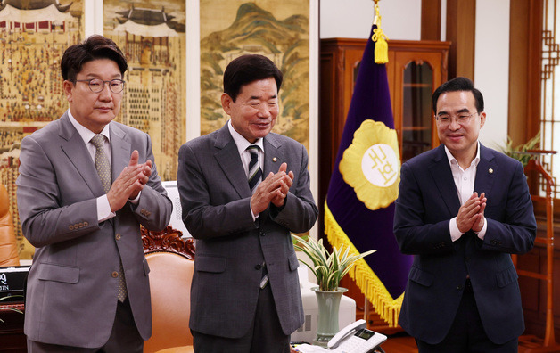 김진표 국회의장(가운데)과 권성동 국민의힘 대표 직무대행 겸 원내대표(왼쪽), 박홍근 더불어민주당 원내대표가 18일 서울 여의도 국회 의장실에서 국회의장 주재로 열린 여야 원내대표 회동에서 민생경제안정특별위원회 구성 및 교섭단체 대표연설과 대정부질문을 위한 본회의 일정에 합의, 합의문 발표 후 손뼉을 치고 있다.  여야는 오는 20일과 21일 본회의를 열어 교섭단체 대표 연설을 실시하고, 이후 25일(정치·외교·통일·안보)과 26일(경제), 27일(교육·사회·문화)에 대정부 질문을 진행하기로 했다. 또, 민생경제안정특별위원회를 구성해 시급한 민생 현안을 논의하기로 했다. (공동취재) 2022.7.18/뉴스1