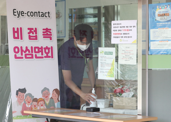 지난 20일 경기 수원시 장안구 수원보훈요양원에 비접촉 면회소가 다시 설치되고 있다. 방역당국은 코로나19 재유행 때문에 최근 요양병원과 시설 접촉면회를 중단했다. 사진은 기사 내용과 관련 없음./사진=뉴스1