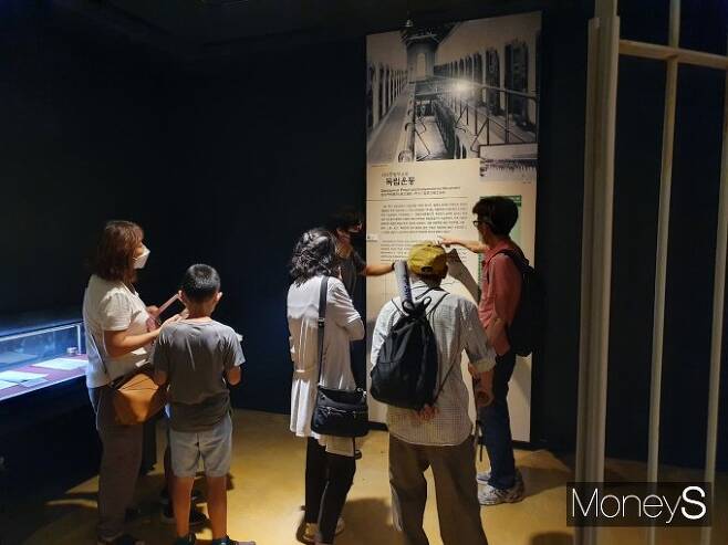 역사관에서도 앞서 박물관과 같이 교육 프로그램이 한창 진행 중이었다. 어른과 아이 구분없이 교육 프로그램에 참여하는 모습. /사진=송혜남 기자