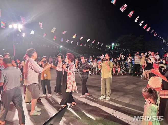 [서울=뉴시스] 김승민 기자 = 이준석 국민의힘 대표가 지난 22일 전남 진도군의 지역 상권 활성화 행사에 참석해 주민들과 노래를 부르고 있다. 좌측 마이크 쥔 이가 이 대표. (사진=이준석 페이스북) 2022.07.22. photo@newsis.com