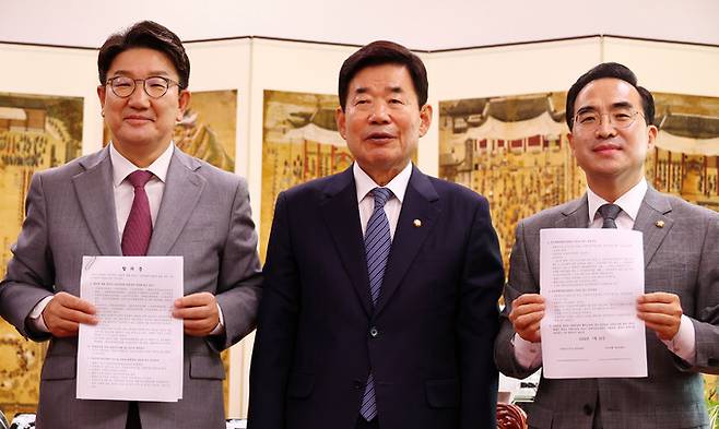 국민의힘 권성동 당대표 직무대행 겸 원내대표, 김진표 국회의장, 더불어민주당 박홍근 원내대표가 지난 22일 오전 서울 여의도 국회의장실에서 김진표 국회의장 주재 열린 여야 원내대표 회동에서 원구성 합의문을 들고 기념촬영을 하고 있다. 국회사진기자단