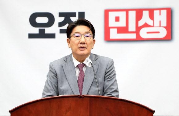 권성동 국민의힘 당대표 직무대행 겸 원내대표가 22일 국회 본관에서 열린 의원총회에서 발언하고 있다. 2022.7.22 국회사진기자단