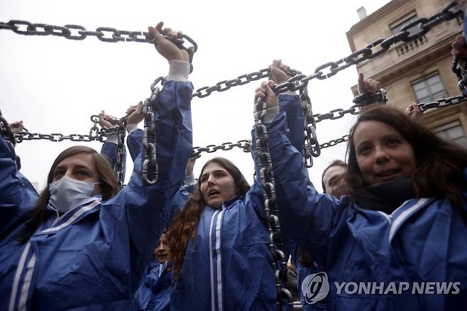 중국 신장웨이우얼의 인권 문제에 항의하는 프랑스 시위대 [EPA=연합뉴스 자료사진]