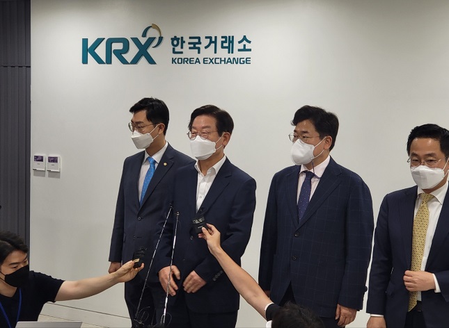 (왼쪽부터) 장경태, 이재명, 박찬대, 박성준 더불어민주당 의원이 25일 서울 여의도 한국거래소를 방문해 기자간담회를 연 뒤 백브리핑을 하고 있다. /사진=최이레 기자 ire@