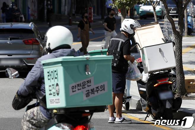 서울 시내의 한 거리에서 라이더들이 배달업무를 하고 있다. (뉴스1DB) © News1 이승배 기자