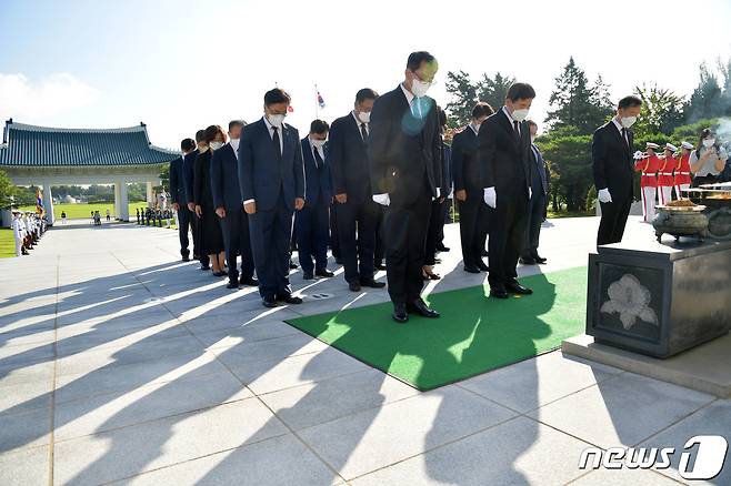 김진표 국회의장과 제21대 국회 후반기 상임위원장들이 25일 오전 서울 동작구 국립서울현충원을 찾아 현충탑에 참배하고 있다. 2022.7.25/뉴스1 © News1 국회사진취재단