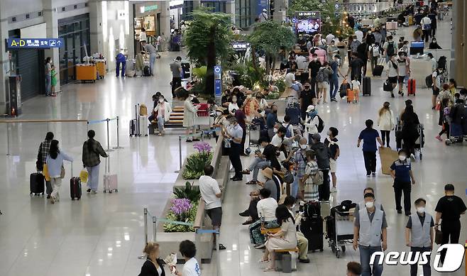 25일 인천국제공항 제1여객터미널 입국장이 해외에서 입국한 외국인과 내국인들로 붐비고 있다. 방역당국은 국내 입국자를 대상으로 입국 3일 이내에 받던 PCR 검사를 이날부터 입국 1일차에 PCR 검사를 받도록 검사 기준을 강화했다. 2022.7.24/뉴스1 © News1 권현진 기자