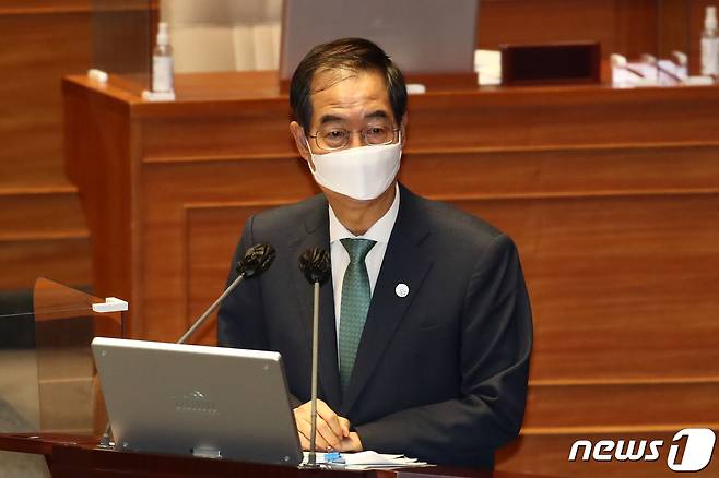 한덕수 국무총리가 25일 오후 서울 여의도 국회에서 열린 본회의 정치·외교·통일·안보 분야 대정부질문에서 의원 질의에 답변하고 있다. (공동취재) 2022.7.25/뉴스1 © News1 이재명 기자