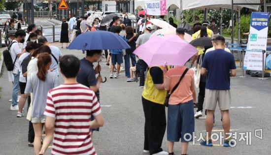 코로나19 신규 확진자가 6만5433명 발생한 24일 서울 서초구 고속버스터미널에 마련된 임시선별검사소를 찾은 시민들이 검사를 받기 위해 대기하고 있다./강진형 기자aymsdream@