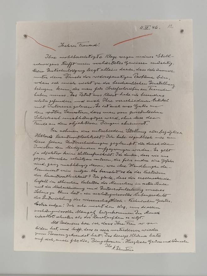 몽블랑 하우스에 전시된 알버트 아인슈타인 손글씨 /최보윤 기자