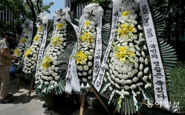 행정안전부의 경찰국 신설 관련 경찰들의 반발이 확산하고 있는 25일  서울 서대문구 경찰청 인근에 ‘국민의 경찰은 죽었다’란 문구의 근조화환이 설치돼 있다. 송은석 기자 silverstone@donga.com