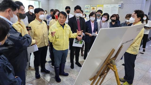 나동연 양산시장은 공약사업의 차질 없는 추진을 위해 취임전 활발한 인수위 현장활동을 통해 시민과 소통하며 '10대 핵심비전사업'을 확정했다. 양산시 제공