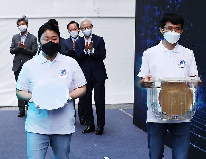 삼성전자 직원들이 25일 경기 화성 삼성전자 반도체 공장에서 열린 ‘3나노 반도체 양산 출하식’에서 3나노 공정으로 제작된 웨이퍼를 트럭으로 옮기고 있다. 연합뉴스