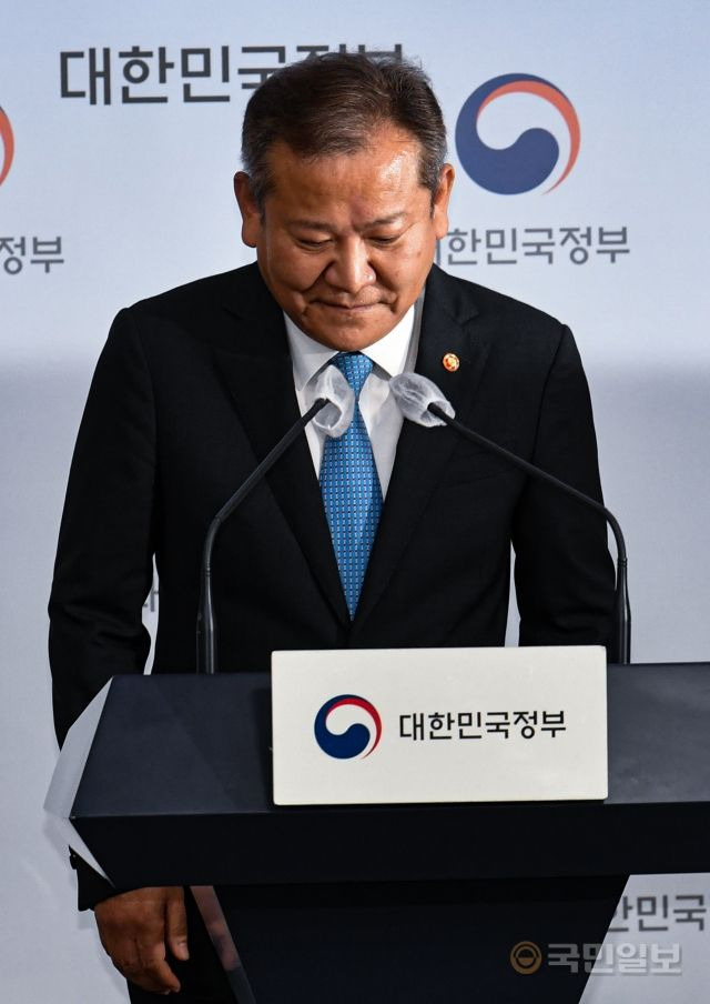 이상민 행정안전부 장관이 25일 서울 종로구 정부서울청사 별관에서 경찰국 신설 관련 총경 집단행동에 대한 긴급 브리핑을 하기에 앞서 인사하고 있다.