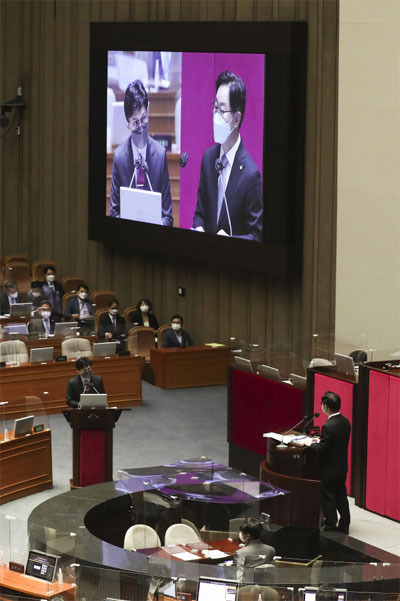 25일 오후 국회 본회의장에서 열린 제 398회 임시회 5차 본회의 대정부 질문에서 한동훈 법무장관이 박범계 더불어민주당의원의 질문에 답하고 있다. [김호영 기자]